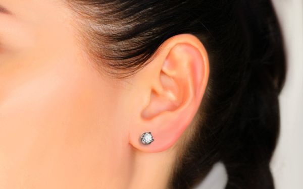 Single Diamond Bachata Stud